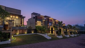 A modern two-story house with a well-maintained garden and a paved driveway. - Tropical Villa 8A - 8 Min Melasti Beach (Ungasan)