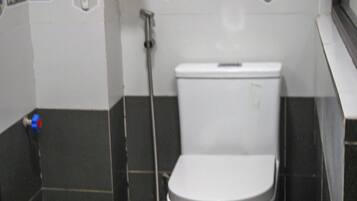 Buồng tắm vòi sen, đồ dùng nhà tắm miễn phí, máy sấy tóc, khăn tắm