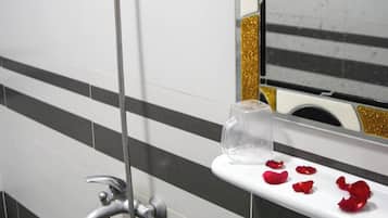Regadera, amenidades de baño gratuitas, secadora de cabello, toallas