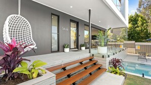 A modern house with a pool, outdoor seating, and potted plants. - Salt Life Byron. Wifi, Parking & Pool in Paradise (Byron Bay)
