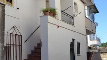 Apartment, 2 Bedrooms, Smoking | Exterior detail