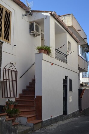 Exterior detail - Erasippe at the Moschetta Hamlet (Locri)