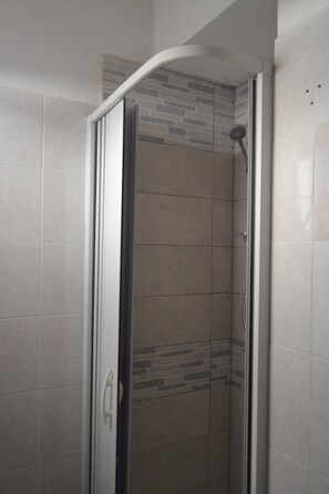 Apartment, 2 Bedrooms, Smoking | Bathroom