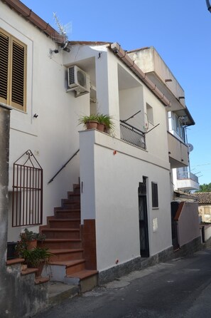 Exterior detail - Erasippe at the Moschetta Hamlet (Locri)