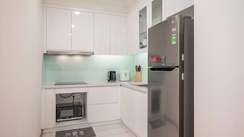 Skyline One Bedroom Apartment with Balcony and Courtyard View | Private kitchen | Fridge, microwave, stovetop, electric kettle