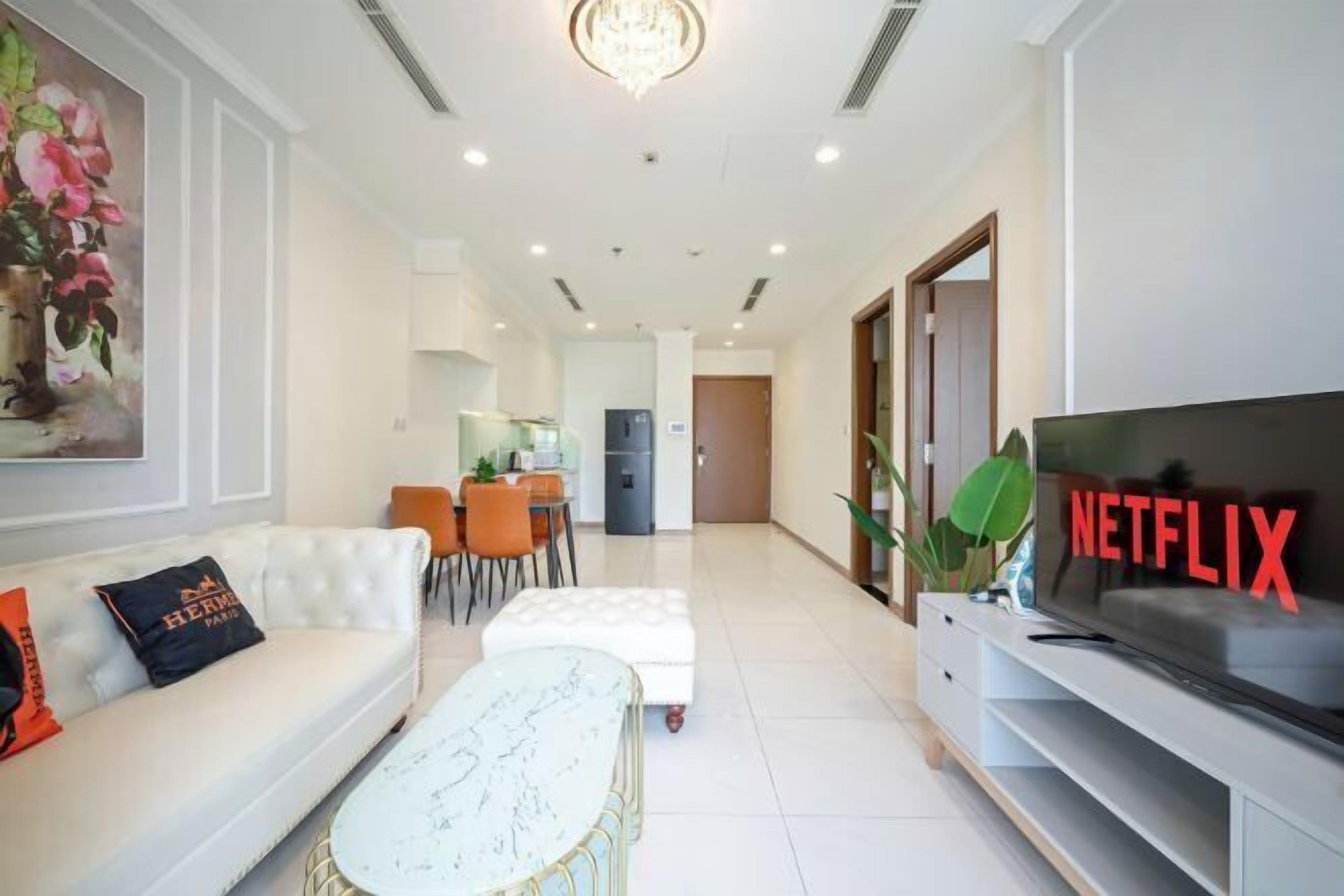 Ylelliset vuodevaatteet, minibaari, yksilöllisesti sisustettu