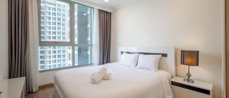 Condo luxo, 1 quarto, sacada, vista para o pátio | Roupas de cama premium, frigobar, individualmente decorados