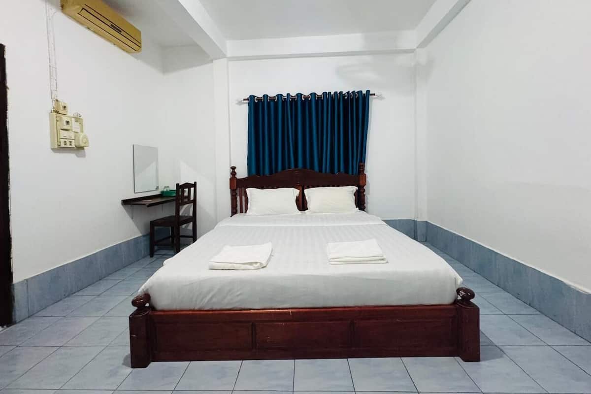 Habitación estándar doble, vistas a la montaña | Escritorio, cortinas opacas, tabla de planchar con plancha y wifi gratis