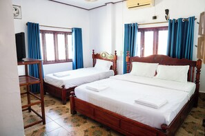 Habitación triple estándar, vista a la montaña | Escritorio, cortinas blackout y tabla de planchar con plancha 