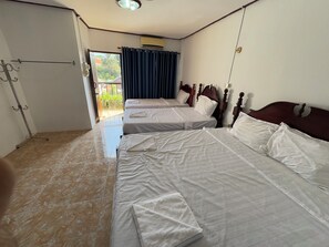 Escritorio, cortinas blackout y tabla de planchar con plancha 