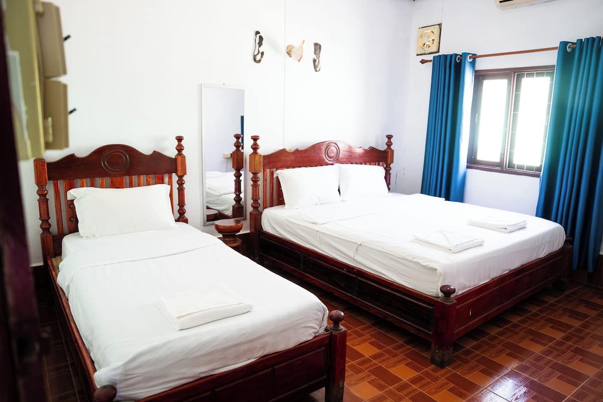 Habitación triple estándar, vistas a la montaña | Escritorio, cortinas opacas, tabla de planchar con plancha y wifi gratis