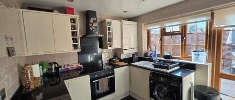 冷蔵庫、電子レンジ、コンロ、食器洗い機