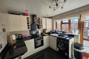 Fridge, microwave, stovetop, dishwasher - 3Br - Sleeps6 - 15min Central London and Gatwick (Croydon)