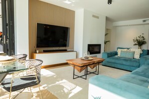 Een televisie, een open haard, tafelvoetbal en een tafeltennistafel