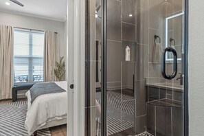 3 bedrooms, desk, iron/ironing board, WiFi