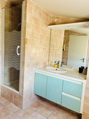 Douche, sĂšche-cheveux, serviettes fournies, savon