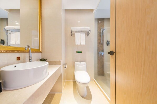 A modern bathroom with a large sink, toilet, and shower. - Shenzhen Chengtai Hotel (Shenzhen)