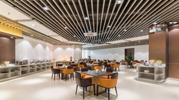 Daily buffet breakfast (CNY 38 per person)