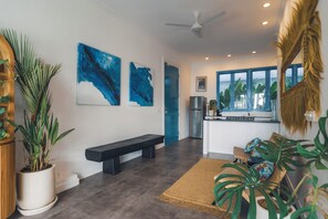 Eine moderne Küche mit einem großen Fenster, einem Deckenventilator und einer Bank im Wohnbereich.