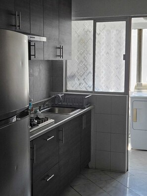 Kühlschrank, Mikrowelle, Ofen, Wasserkocher mit Kaffee-/Teezubehör