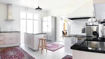 Refrigerador, microondas, lavavajillas, utensilios de cocina