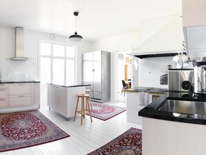 Kühlschrank, Mikrowelle, Geschirrspüler, Kochgeschirr/Geschirr/Besteck