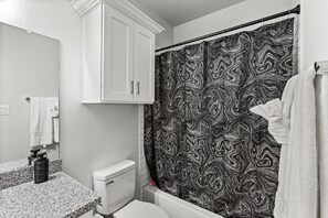 Douche, sèche-cheveux, serviettes fournies, savon