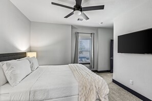 3 bedrooms, iron/ironing board, free WiFi, bed sheets - Modern 3BR Near Med Center, NRG & Downtown (Houston)