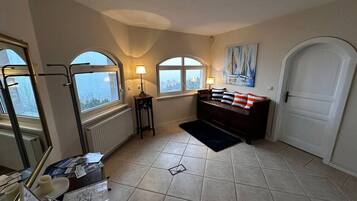 Smart TV, fireplace, ping pong