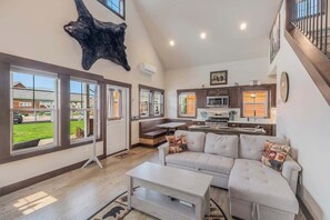 Smart TV, fireplace - Cozy Dover Bay Pet Friendly Retreat - Sleeps 5 (Dover Bay)