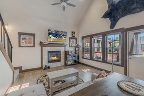 Smart TV, fireplace - Cozy Dover Bay Pet Friendly Retreat - Sleeps 5 (Dover Bay)