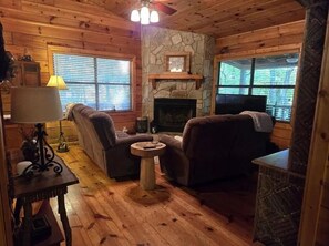 Tv, eldstad och bordsfotboll