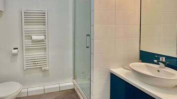 SĂšche-cheveux, serviettes fournies, savon, papier toilette