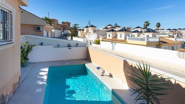A rooftop swimming pool with a clear blue water, surrounded by a white wall and potted plants. - CH Sierra de Gata La Marquesa Golf (Ciudad Quesada) (Ciudad Quesada)