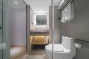 Quarto casal conforto | Banheiro | Chuveiro, secador de cabelo, toalhas de banho, shampoo
