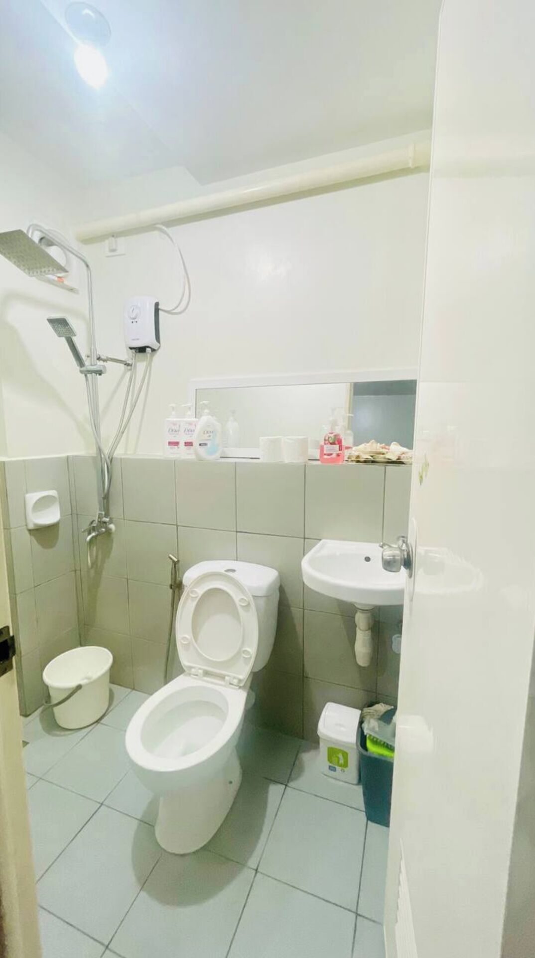 Jetted tub, hair dryer, bidet, towels