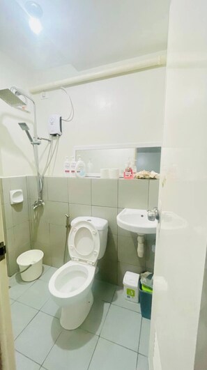 Jetted tub, hair dryer, bidet, towels - MARIA CONDO 19F Cebu High-Rise (Mandaue City)