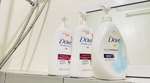 Baignoire à jets, sèche-cheveux, bidet, serviettes fournies