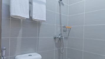 Ducha, toallas, jabón, shampoo