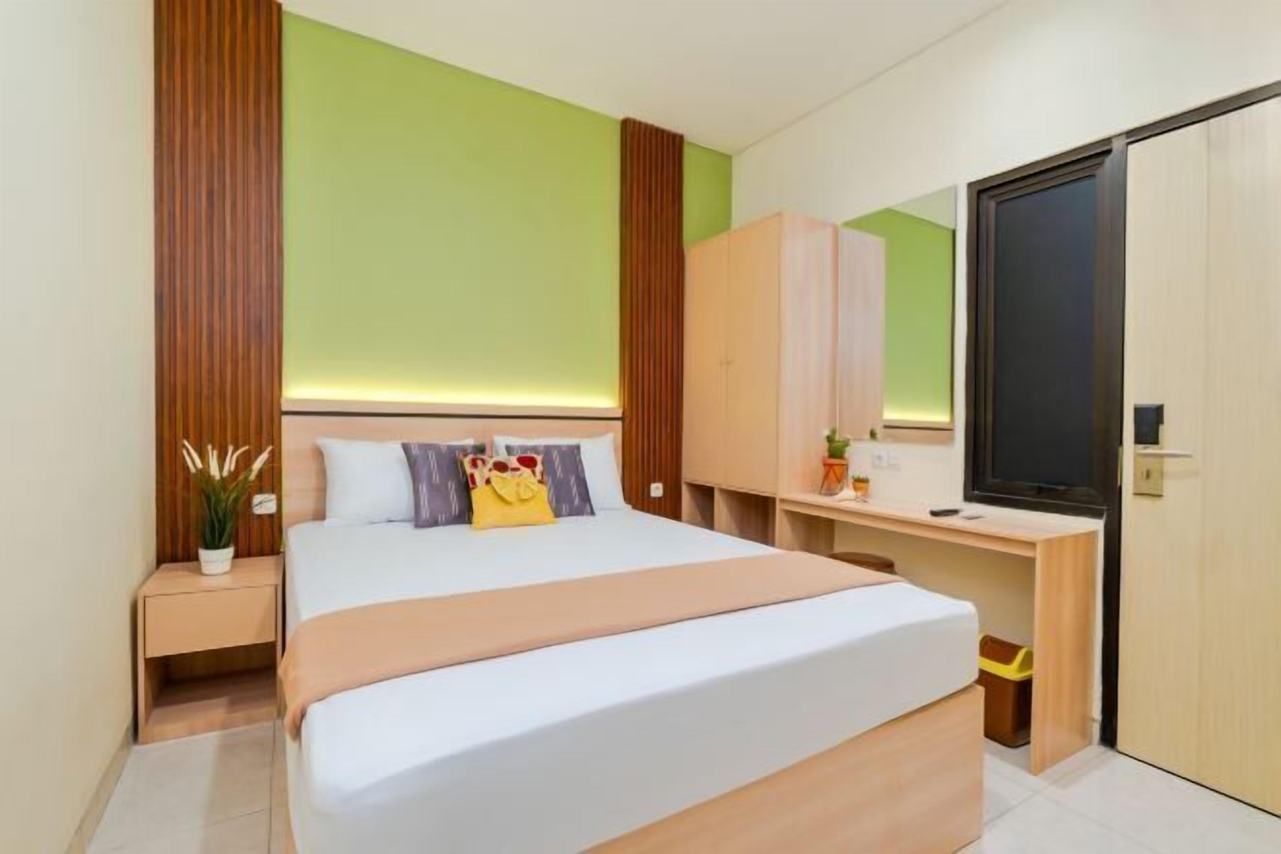 办公桌、笔记本电脑工作区、免费 WiFi、床单