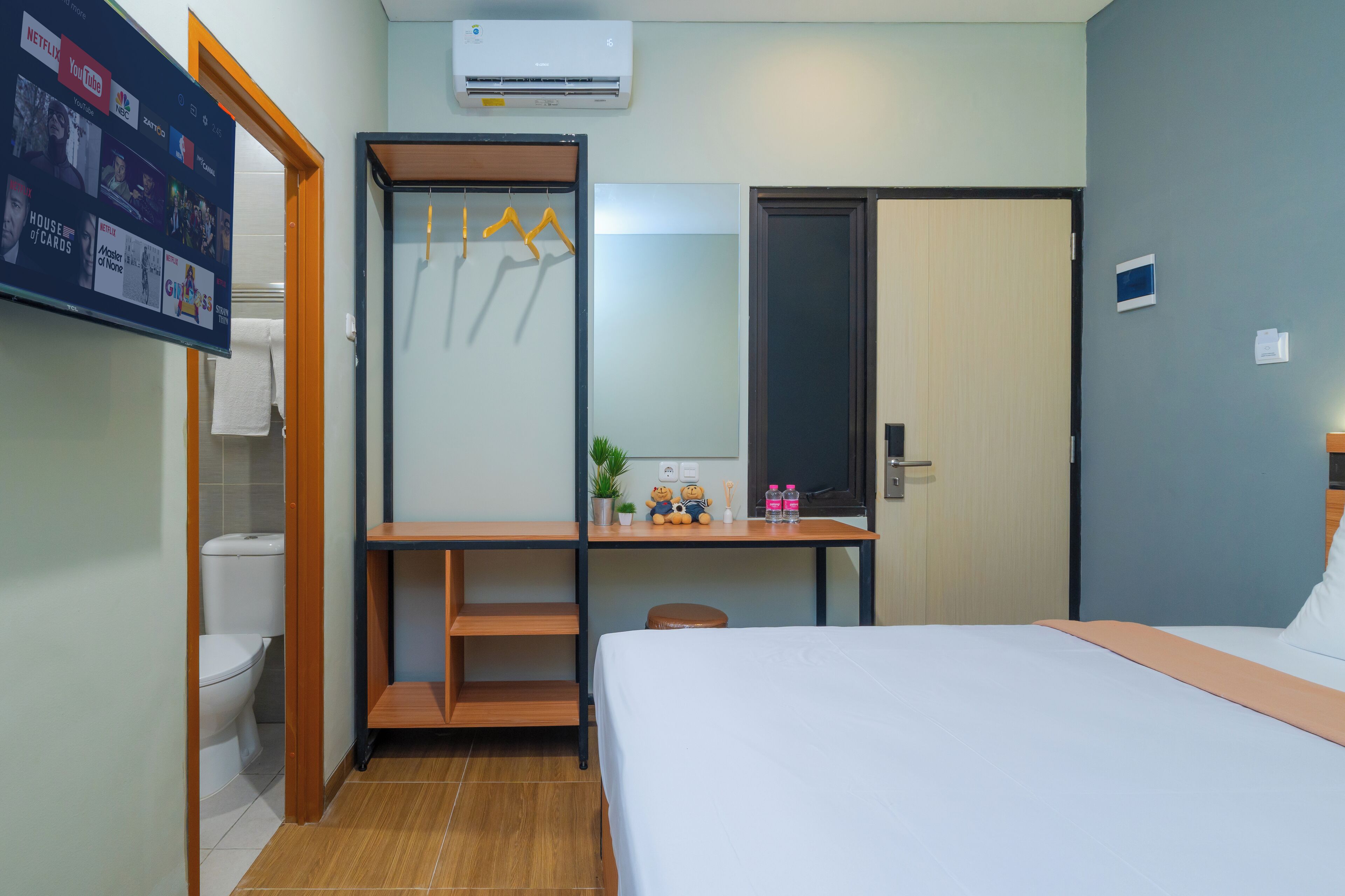 Basic Room | Bathroom | Shower, towels, soap, shampoo