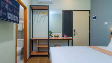 Quarto básico | Banheiro | Chuveiro, toalhas de banho, sabonete, shampoo