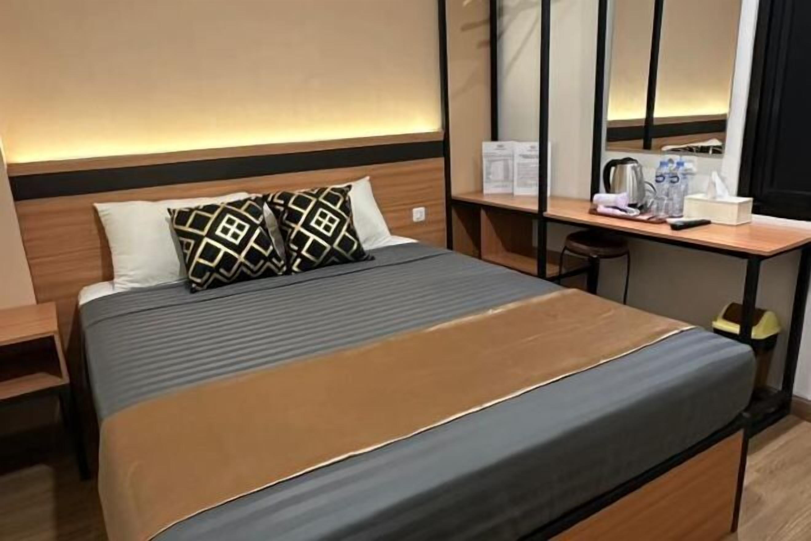 Een bureau, een laptopwerkplek, gratis wifi, beddengoed
