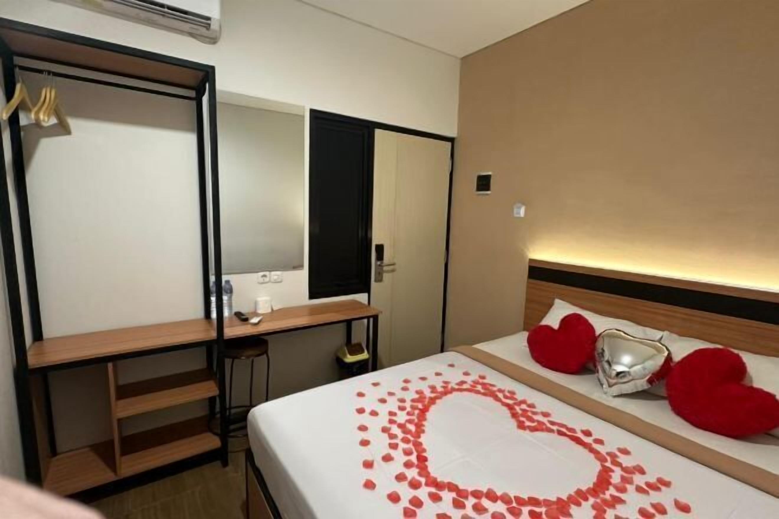 Een bureau, een laptopwerkplek, gratis wifi, beddengoed