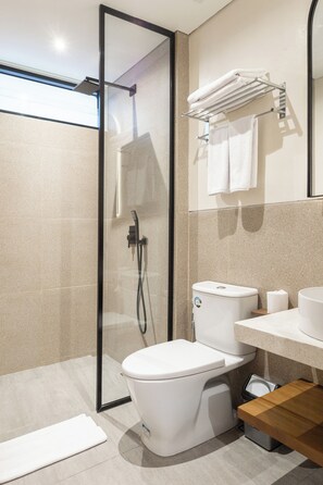 Shower, hair dryer, bathrobes, slippers - Atera Loft (Canggu)