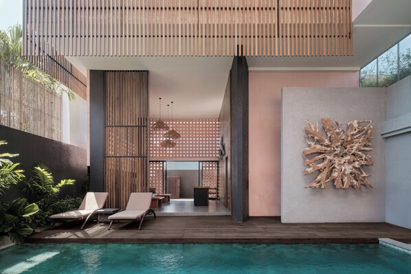 Una piscina al aire libre