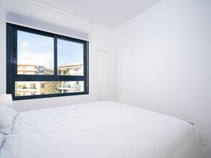 2 bedrooms, desk, Internet