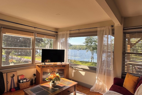 Een smart-tv, een open haard en boeken