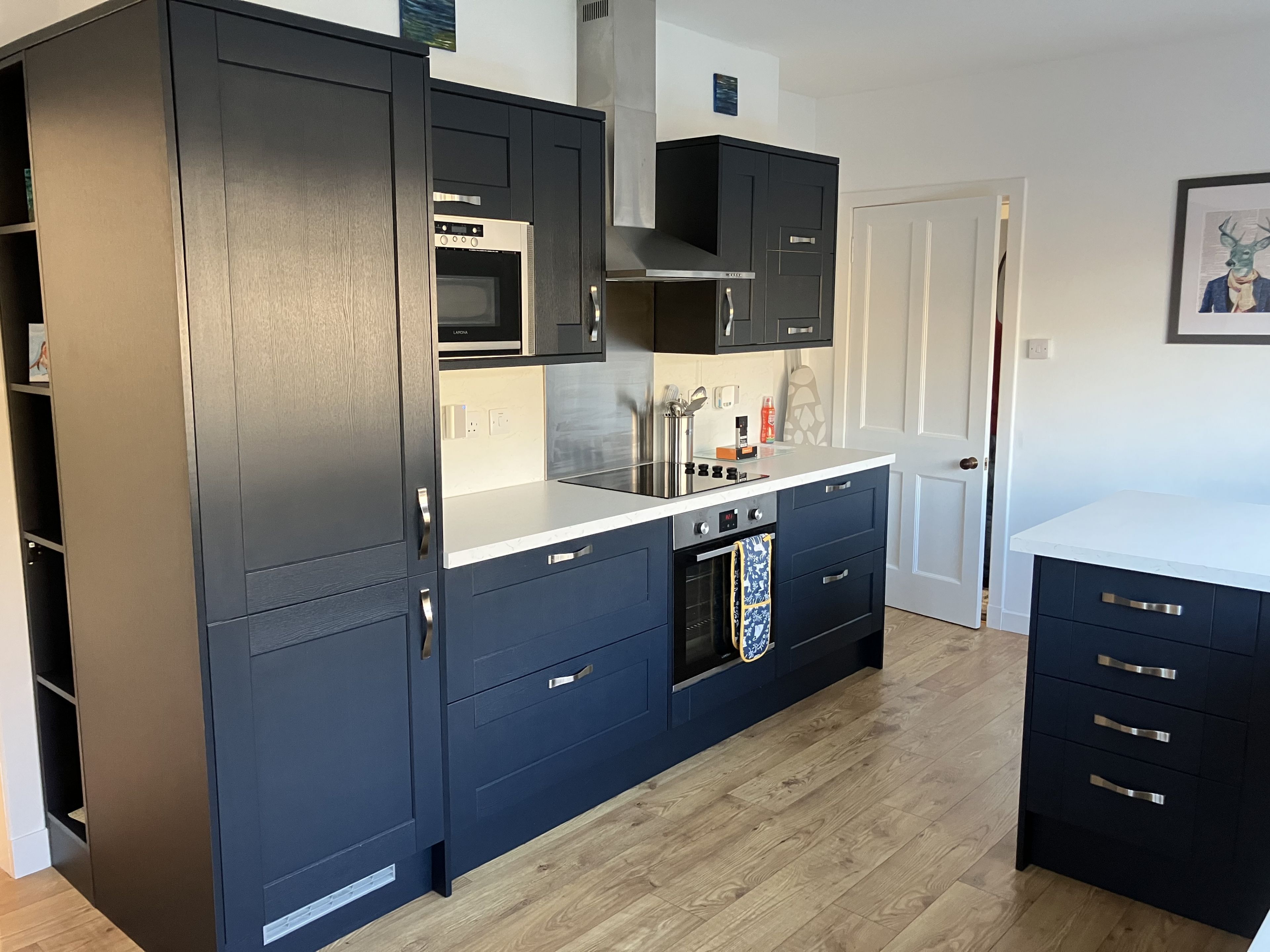 Réfrigérateur, four à micro-ondes, un four, surface de cuisson