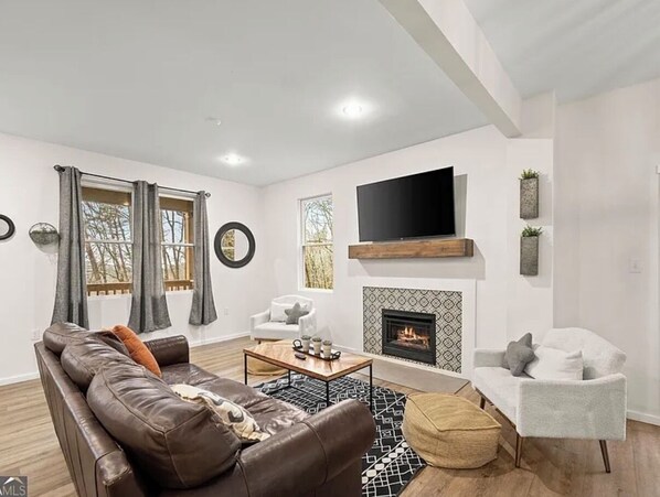 Téléviseur connecté, livres, chaîne audio